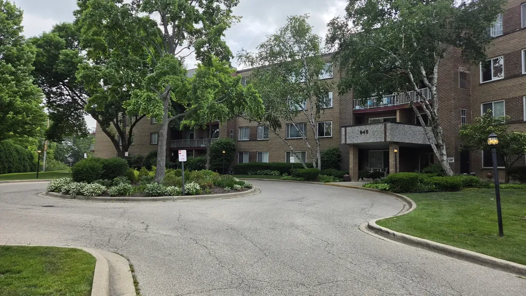 945 East Kenilworth Avenue E Palatine IL 60074