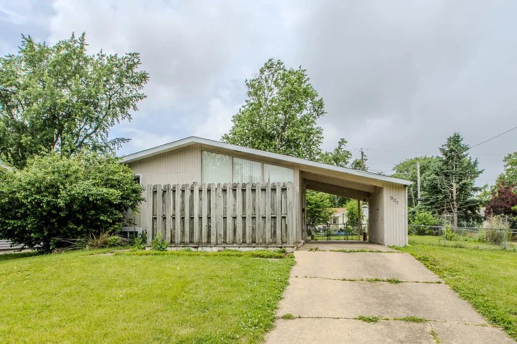 901 Mayflower Avenue Bloomington IL 61701