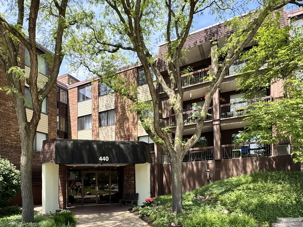 440 Raintree Court Glen Ellyn IL 60137