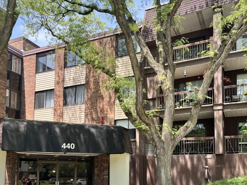 440 Raintree Court Glen Ellyn IL 60137