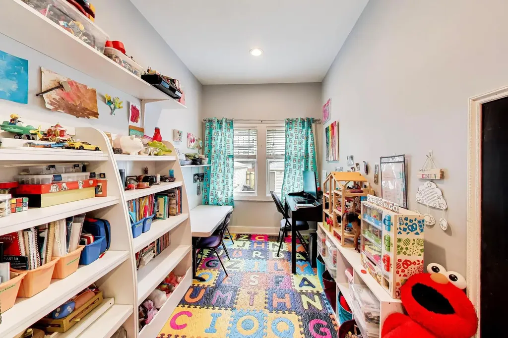 2245 West Melrose Street Chicago IL 60618