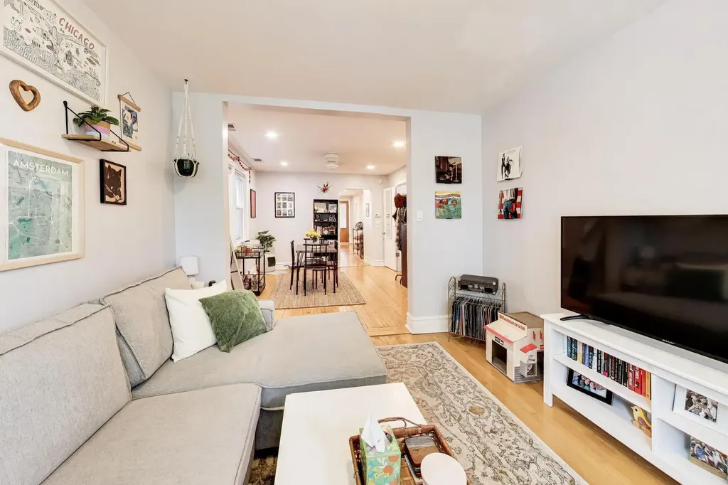 2245 West Melrose Street Chicago IL 60618