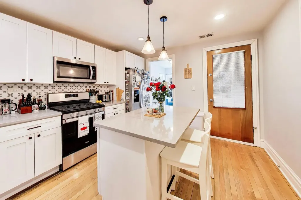 2245 West Melrose Street Chicago IL 60618