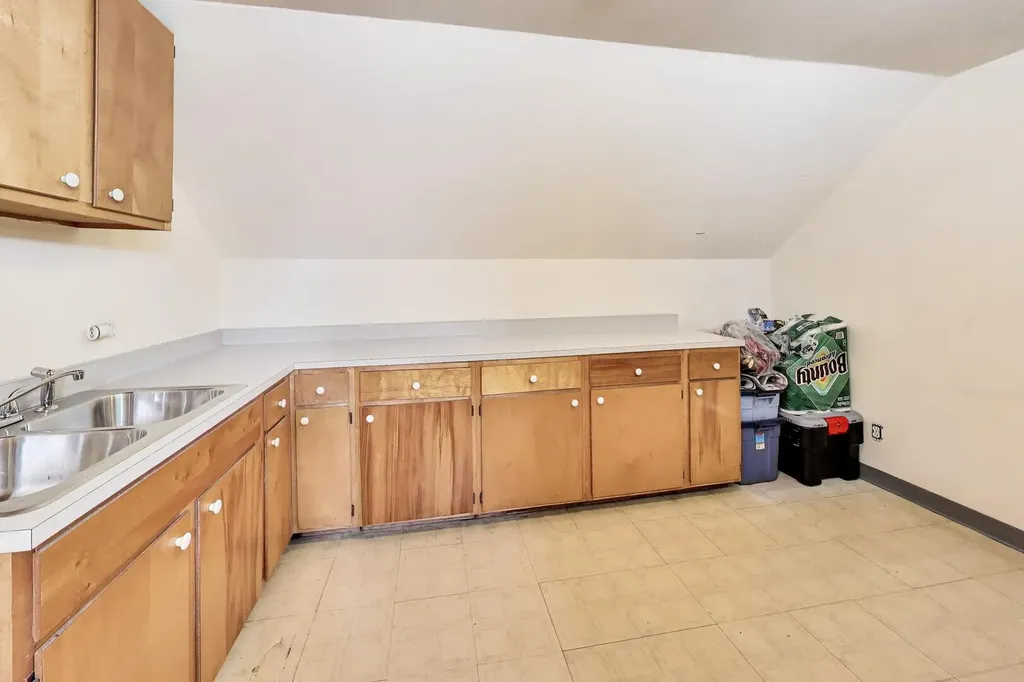 2245 West Melrose Street Chicago IL 60618