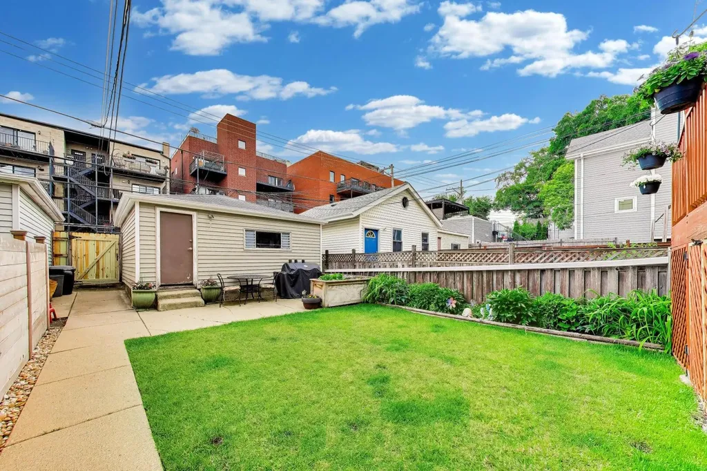 2245 West Melrose Street Chicago IL 60618
