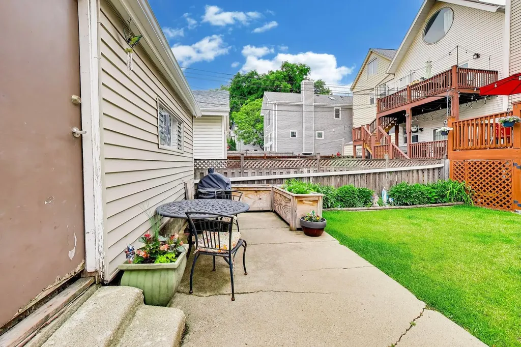 2245 West Melrose Street Chicago IL 60618