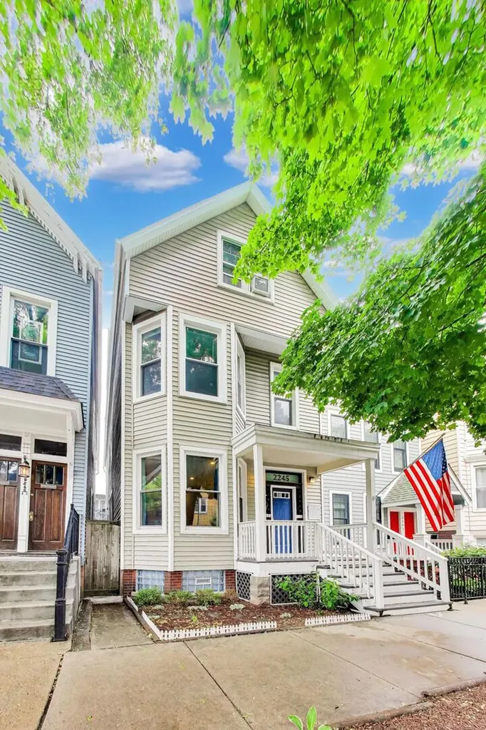 2245 West Melrose Street Chicago IL 60618