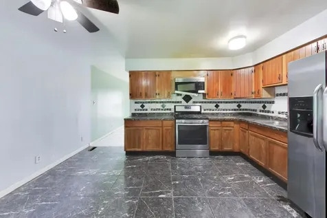 619 Parkside Circle Streamwood IL 60107