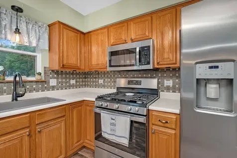 1915 Somerset Court Romeoville IL 60446