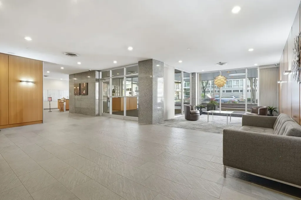 2930 North Sheridan Road Chicago IL 60657