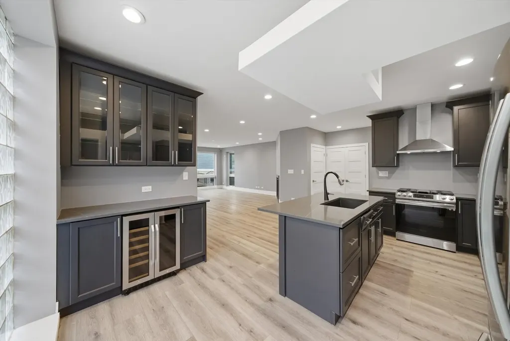 308 West Evergreen Avenue Chicago IL 60610