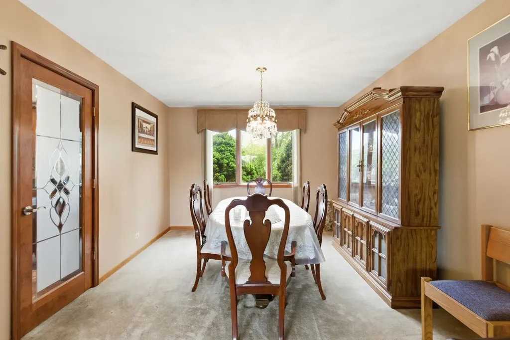 1735 Larson Lane Roselle IL 60172