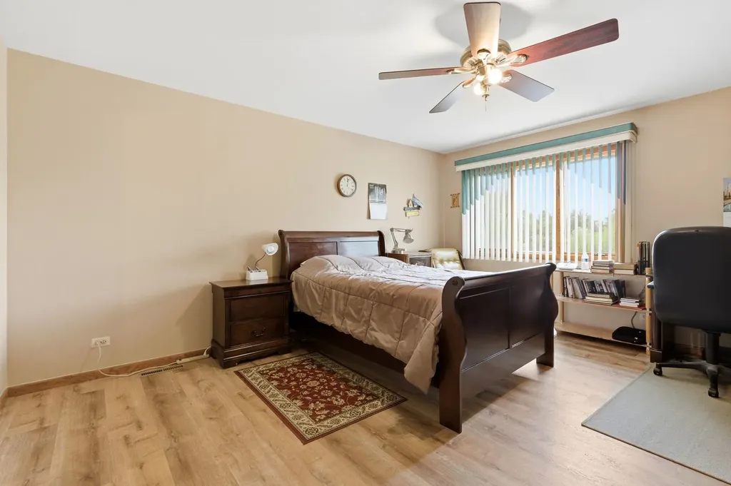 1735 Larson Lane Roselle IL 60172
