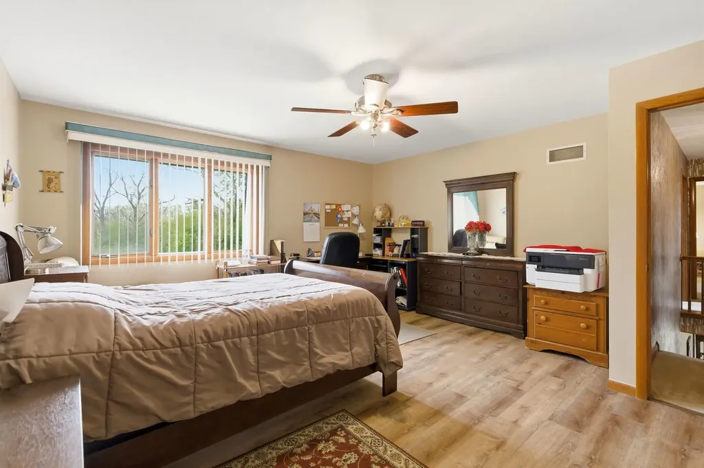 1735 Larson Lane Roselle IL 60172