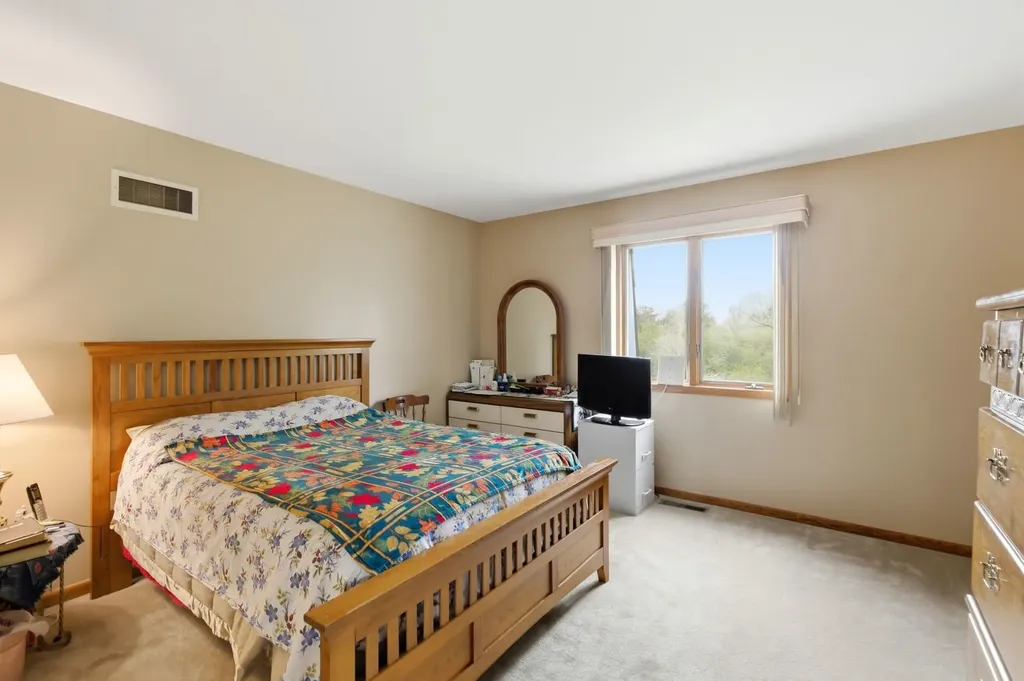 1735 Larson Lane Roselle IL 60172