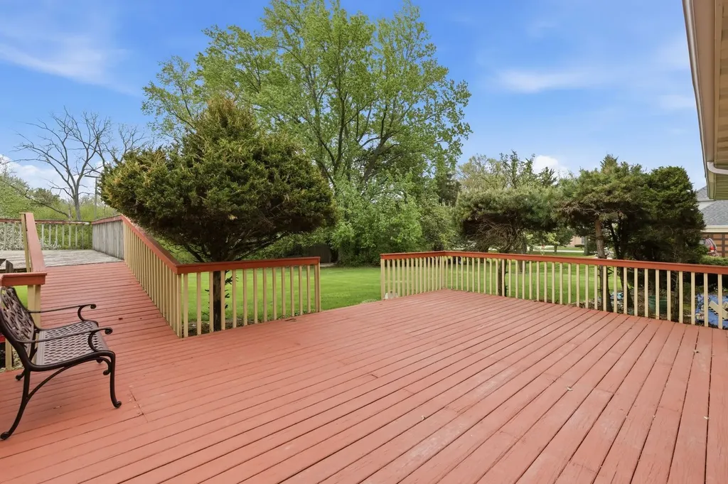 1735 Larson Lane Roselle IL 60172