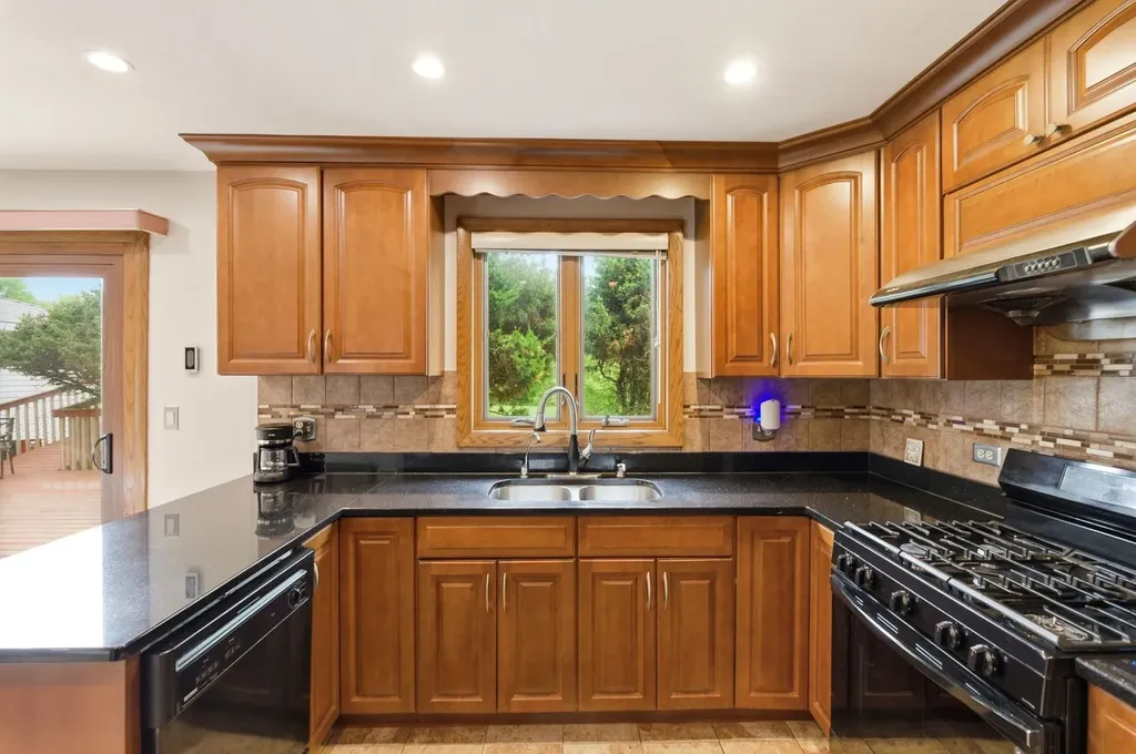 1735 Larson Lane Roselle IL 60172