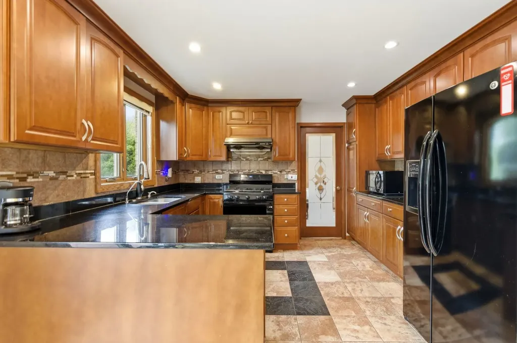 1735 Larson Lane Roselle IL 60172