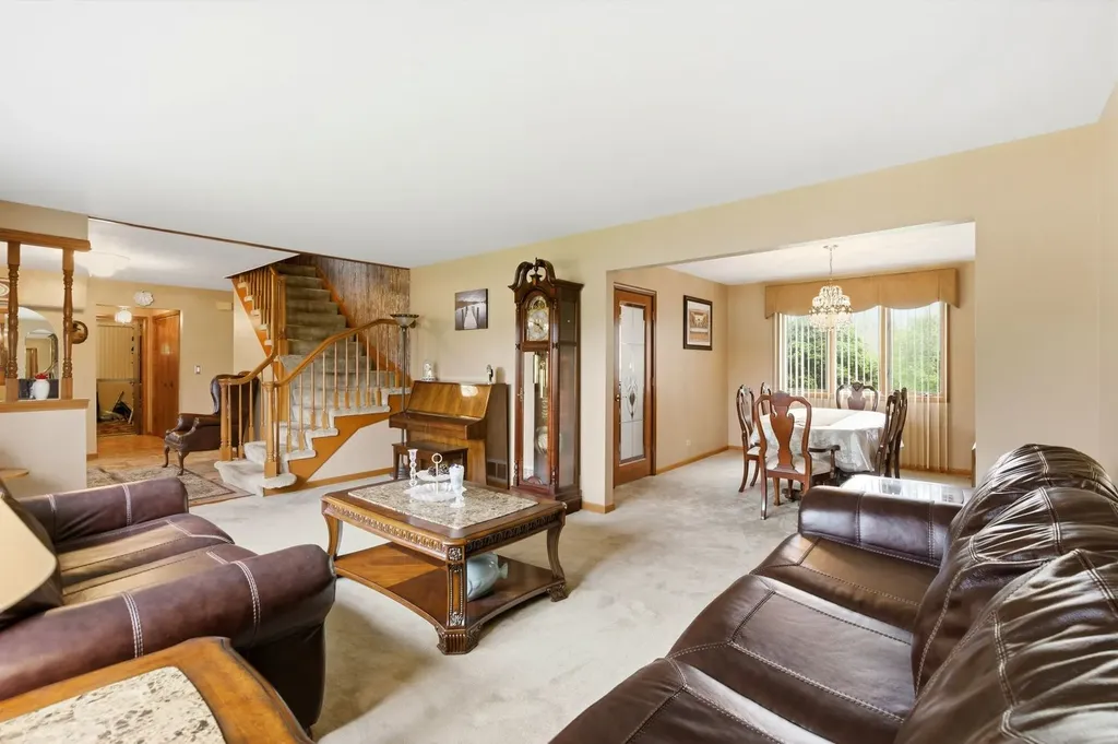 1735 Larson Lane Roselle IL 60172