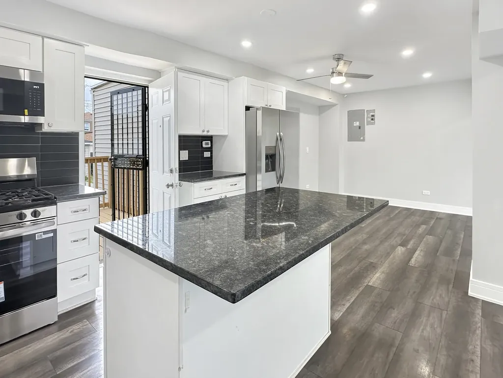9138 South Carpenter Street Chicago IL 60620