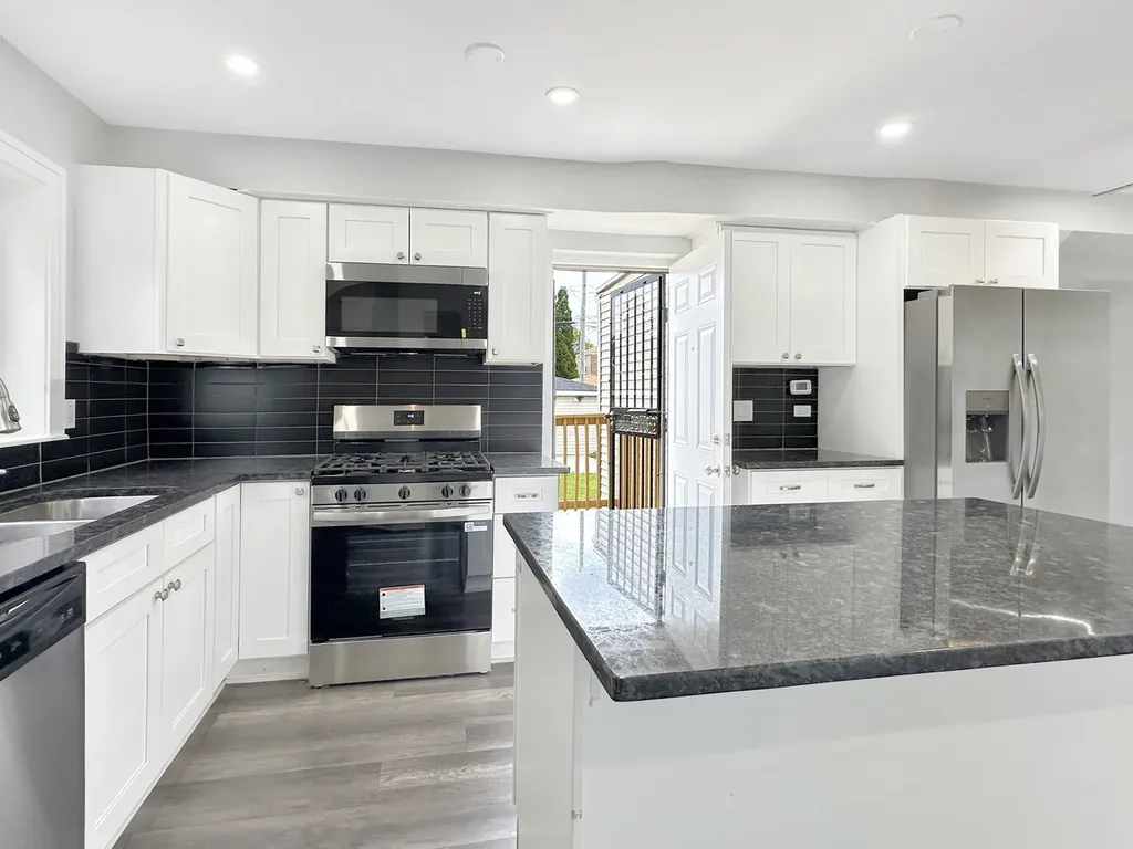 9138 South Carpenter Street Chicago IL 60620