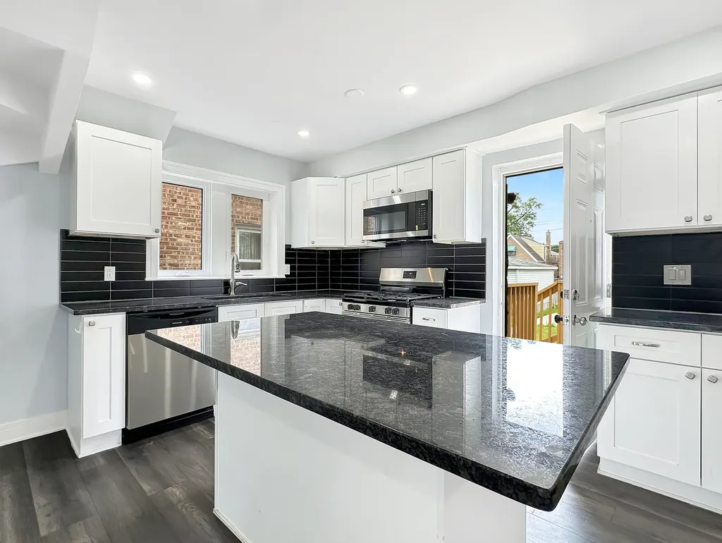 9138 South Carpenter Street Chicago IL 60620