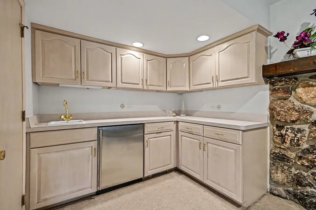 421 East Barclay Court Elmhurst IL 60126