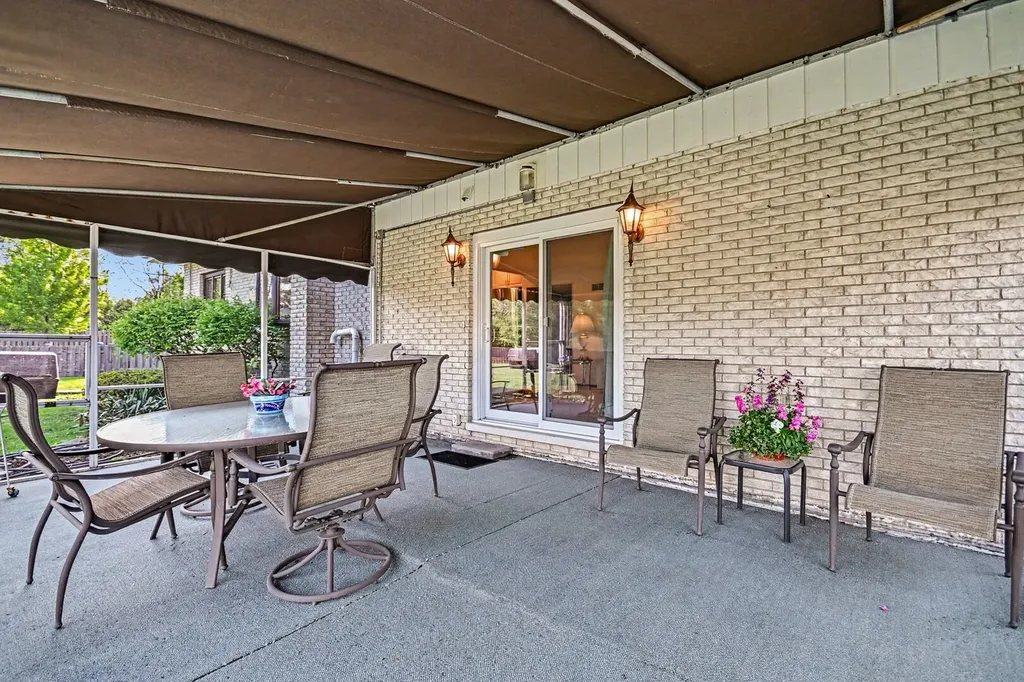421 East Barclay Court Elmhurst IL 60126