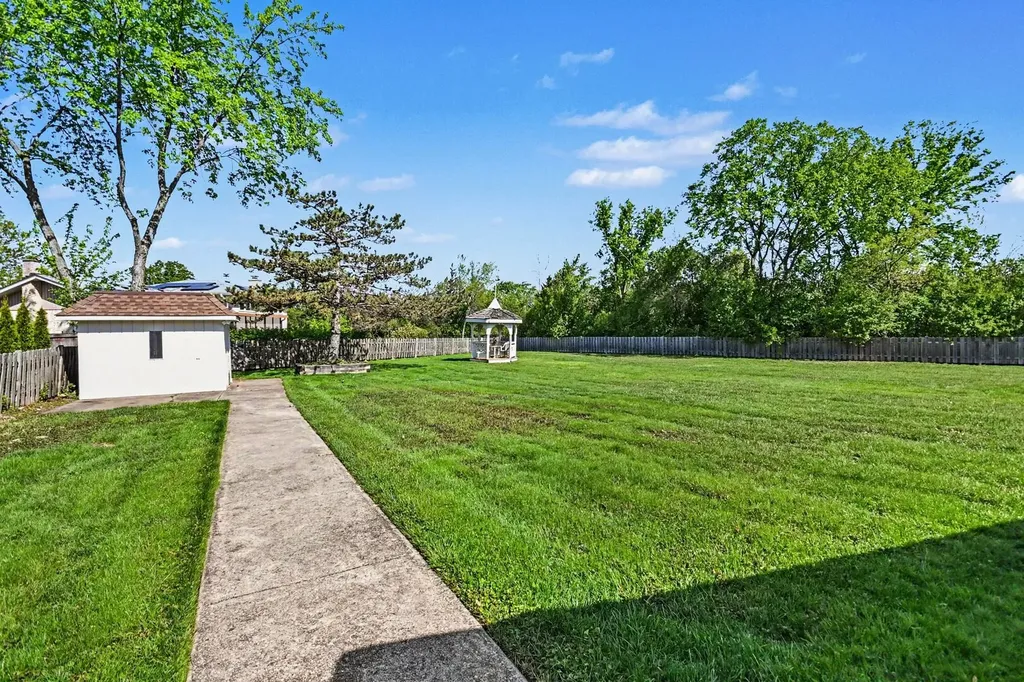 421 East Barclay Court Elmhurst IL 60126