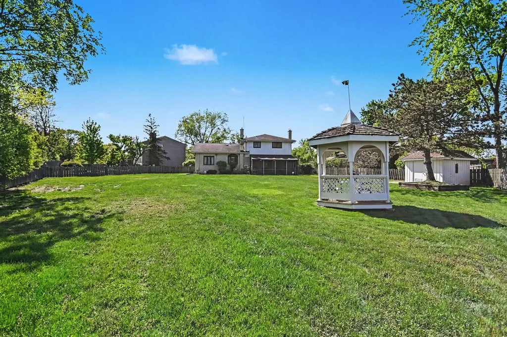 421 East Barclay Court Elmhurst IL 60126