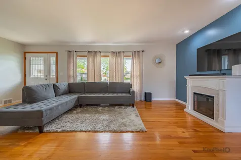 8142 West Lyons Street Niles IL 60714