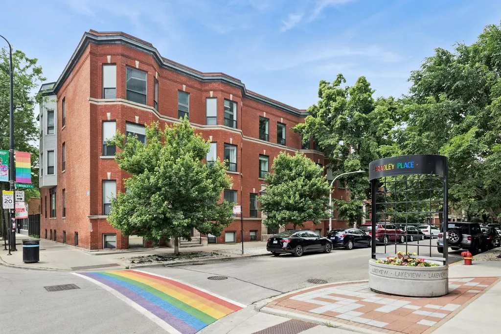 809 West Bradley Place Chicago IL 60613