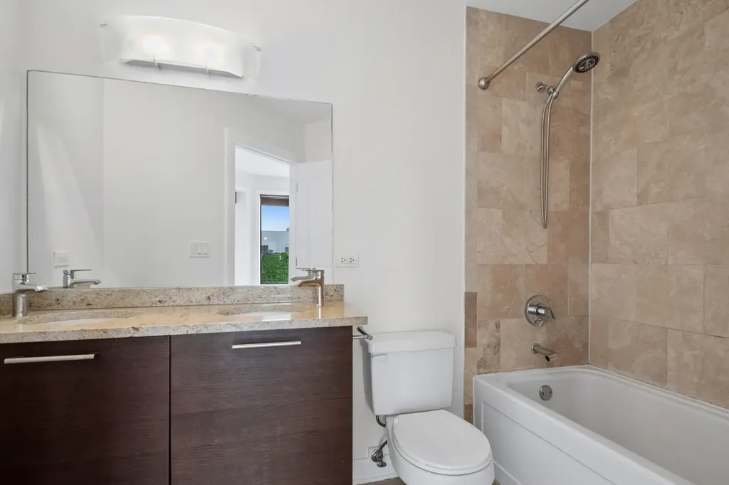 809 West Bradley Place Chicago IL 60613