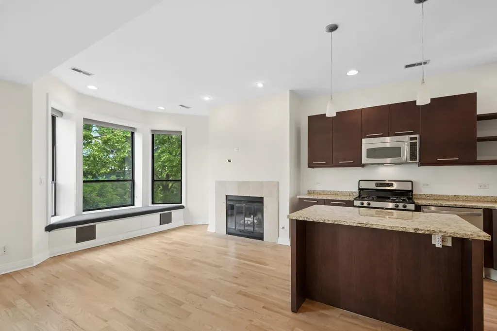 809 West Bradley Place Chicago IL 60613