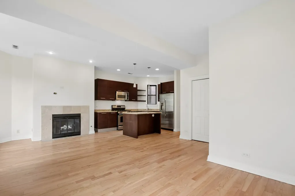 809 West Bradley Place Chicago IL 60613