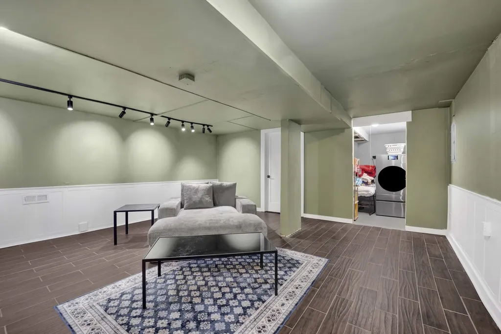 437 West 44th Place Chicago IL 60609