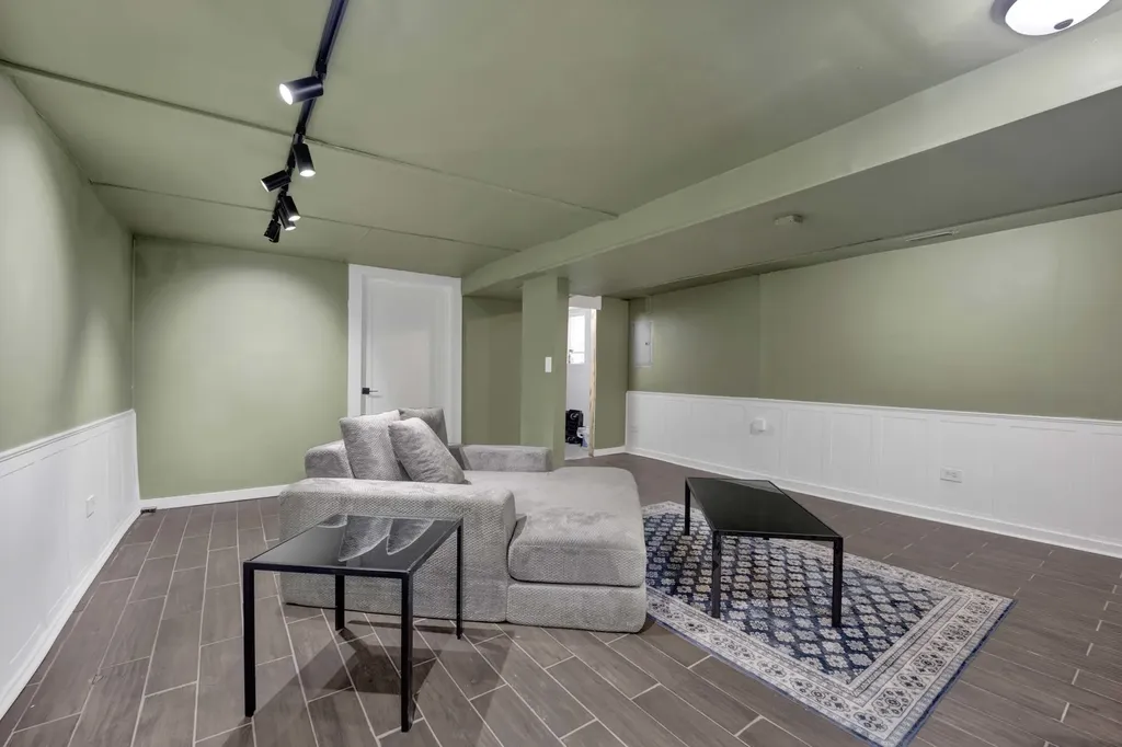 437 West 44th Place Chicago IL 60609