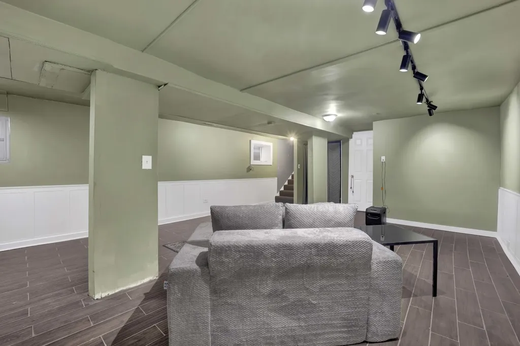 437 West 44th Place Chicago IL 60609