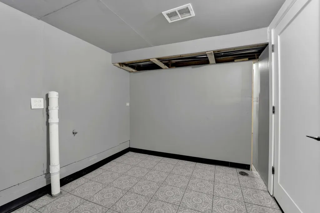 437 West 44th Place Chicago IL 60609