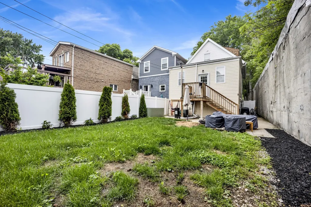 437 West 44th Place Chicago IL 60609