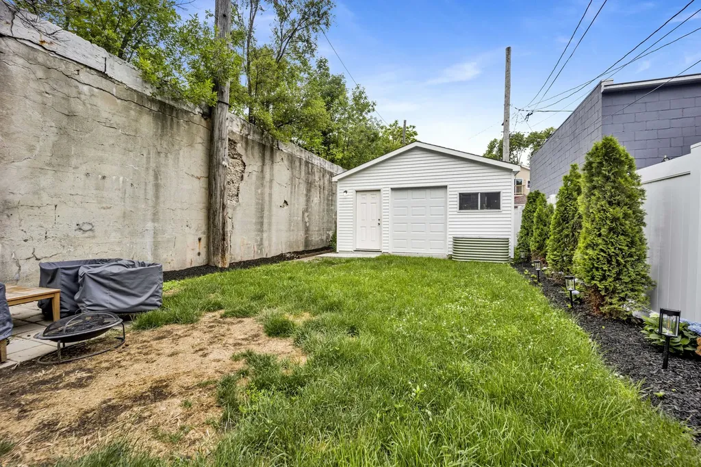437 West 44th Place Chicago IL 60609