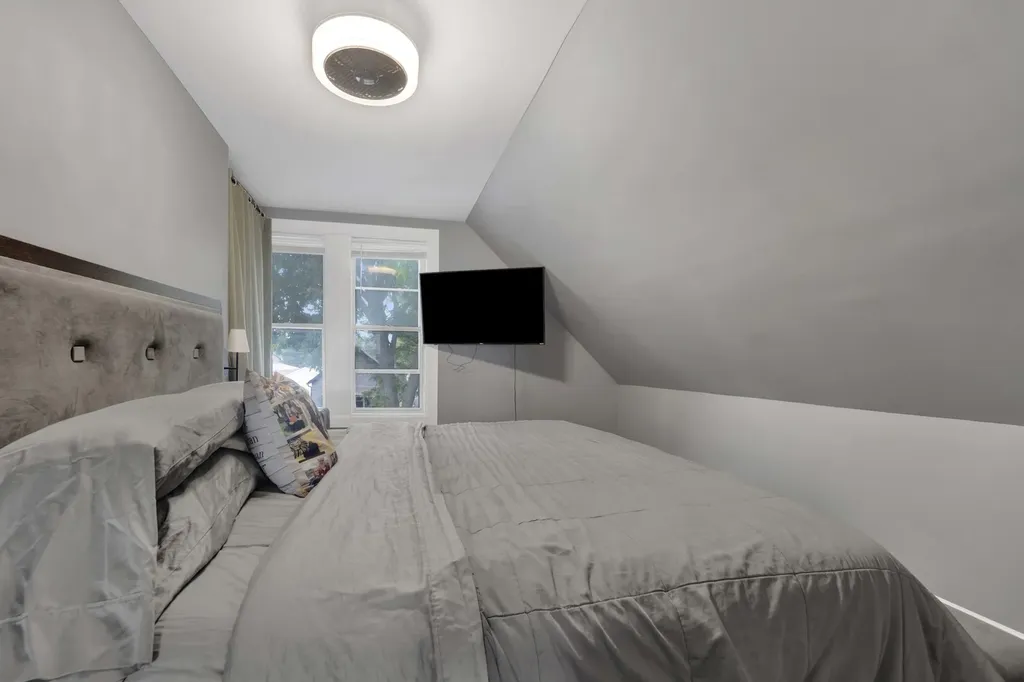 437 West 44th Place Chicago IL 60609