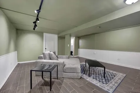 437 West 44th Place Chicago IL 60609