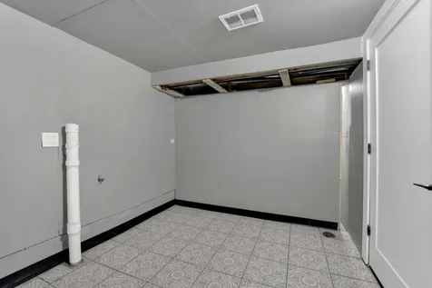 437 West 44th Place Chicago IL 60609