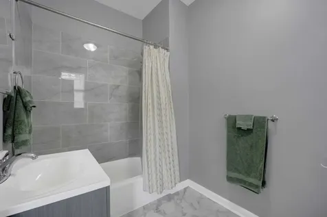 437 West 44th Place Chicago IL 60609