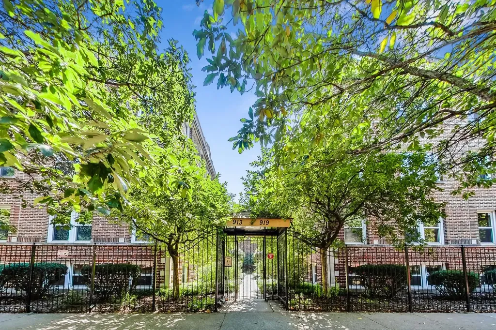 917 West Sunnyside Avenue Chicago IL 60640
