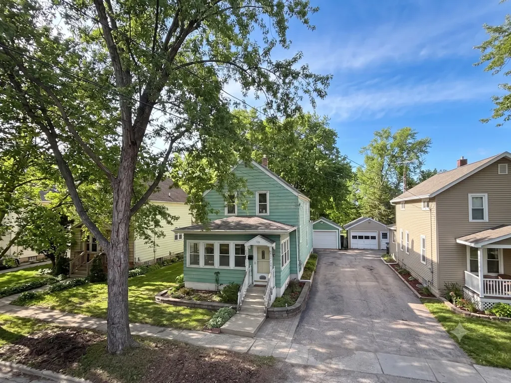 421 Center Street Woodstock IL 60098