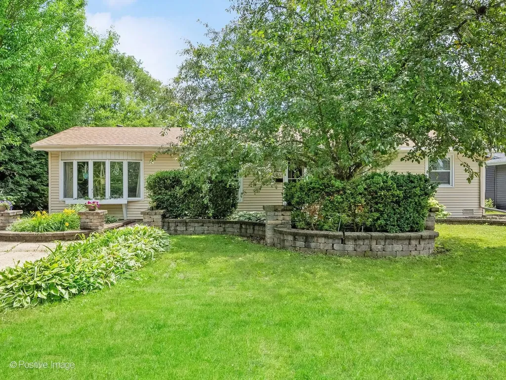 324 Shawnee Drive Carol Stream IL 60188