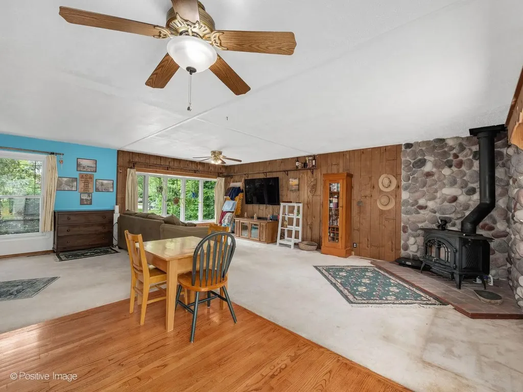 324 Shawnee Drive Carol Stream IL 60188