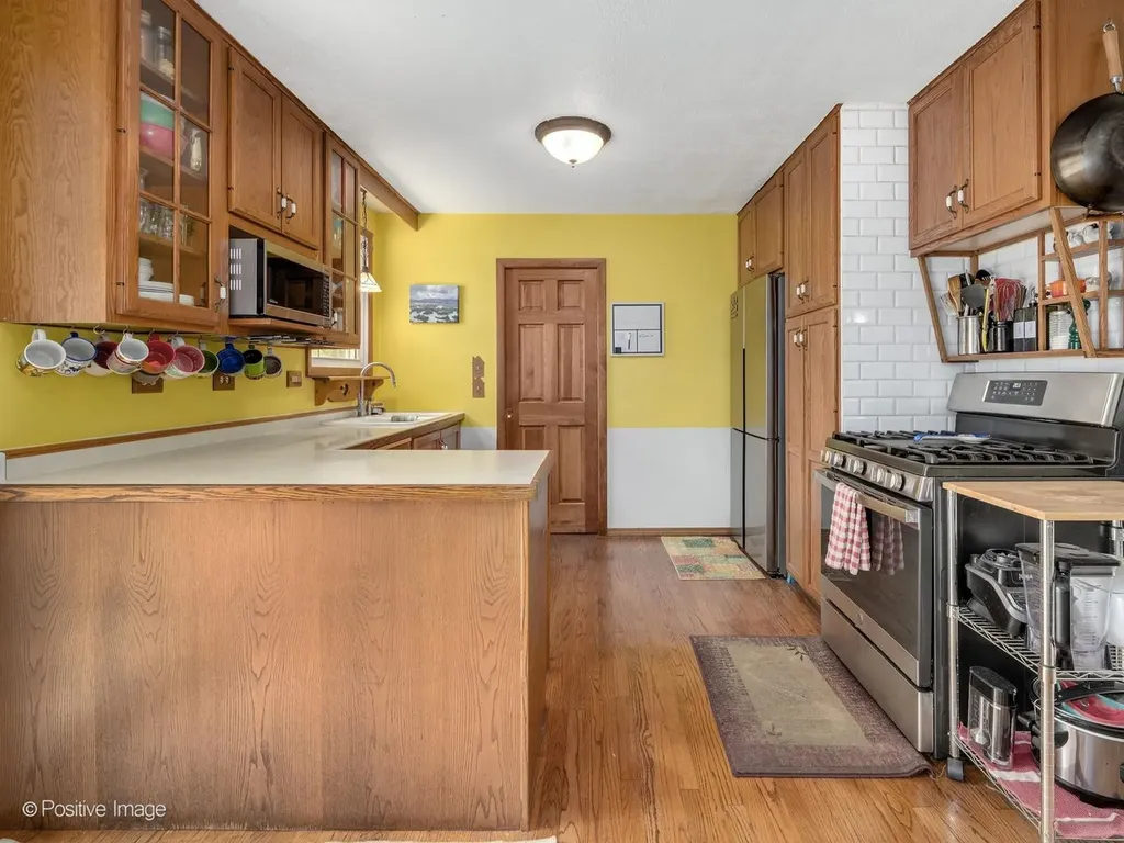 324 Shawnee Drive Carol Stream IL 60188